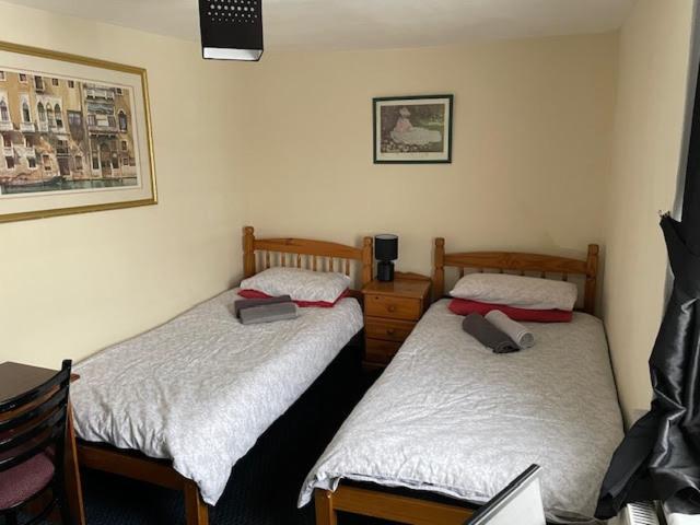 The White Hart Inn ทวิกเคนแนม ห้อง รูปภาพ